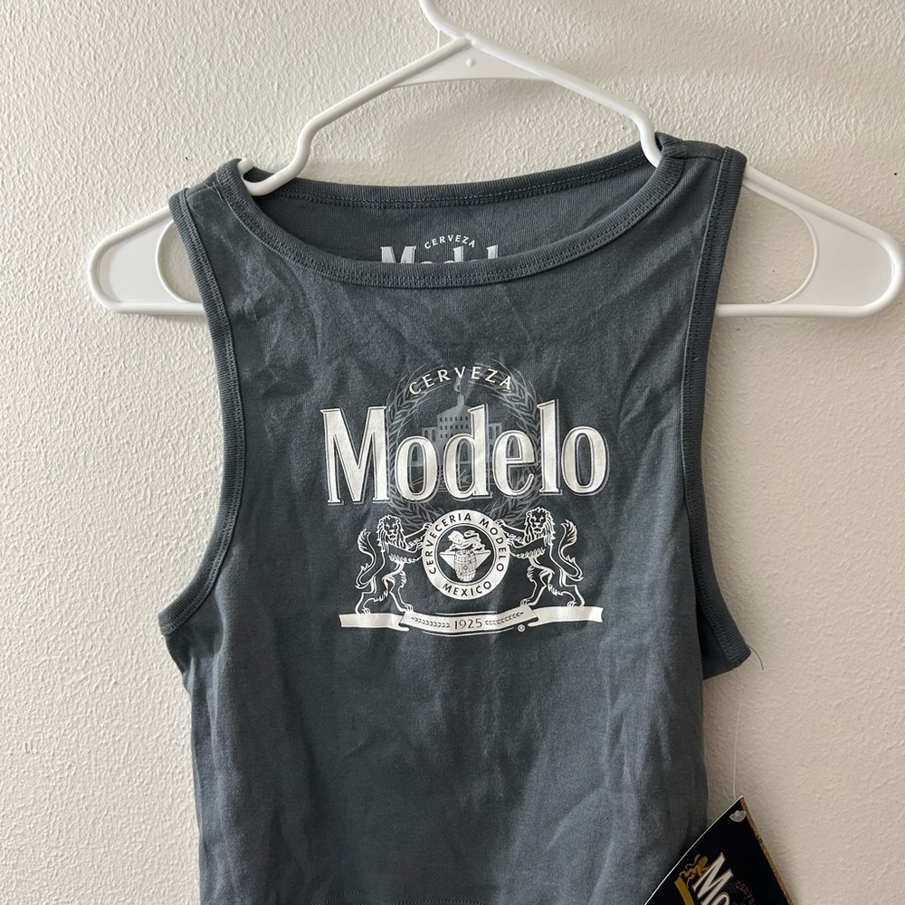 Modelo Gray Tank Top